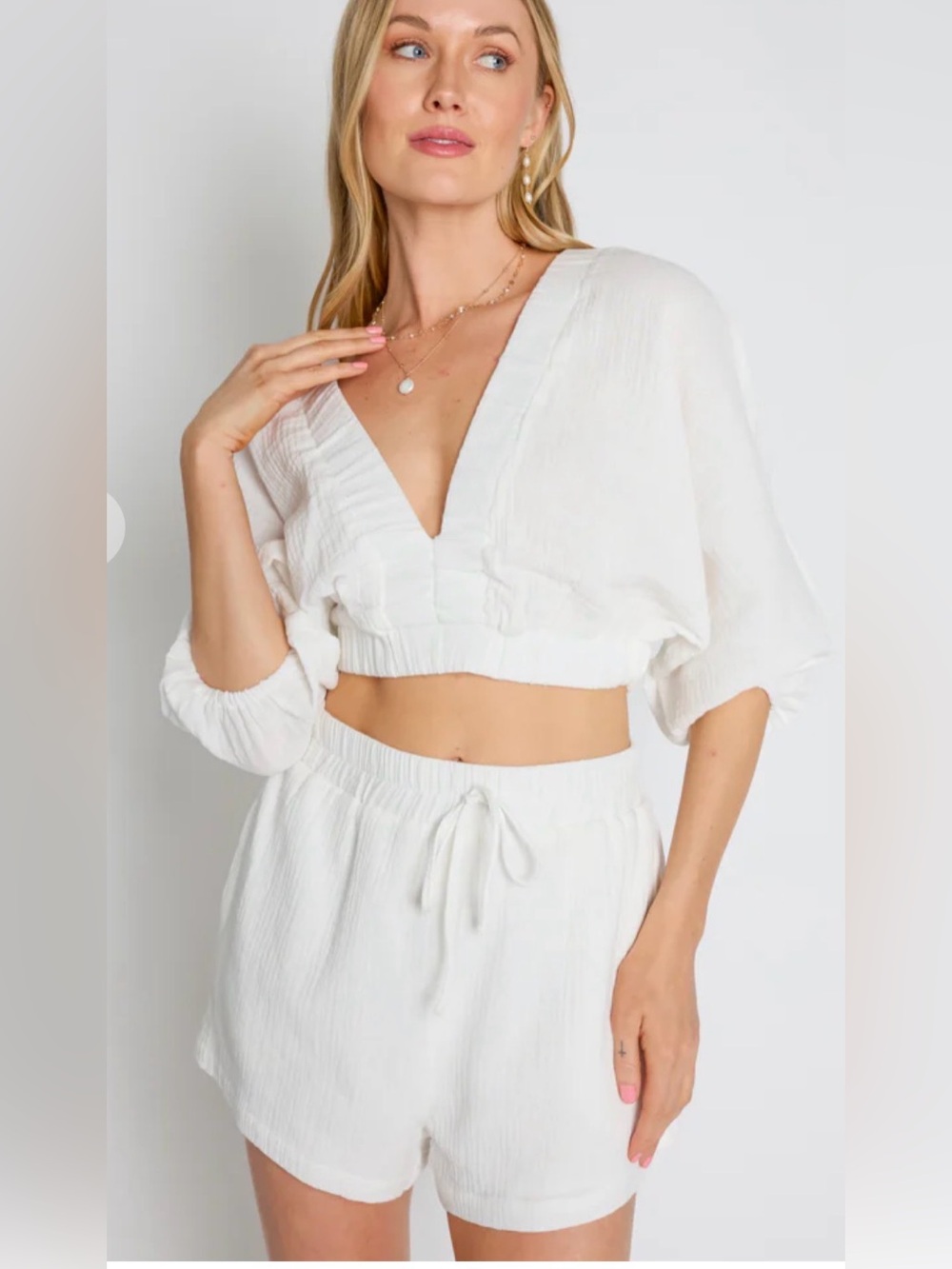 NWOT VESTIQUE WOMEN'S TWO PIECE SHORT SET- WHITE- MEDIUM